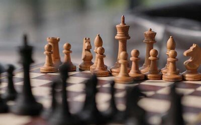 Ein Schachbrett mit einer Schachfigur; Bild: Denis Volkov auf Unsplash