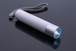 Weiße und blaue Glühbirne; Bild: Marina Grynykha auf Unsplash