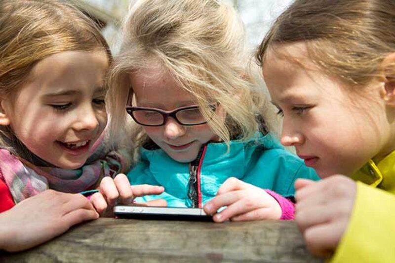 Kinder am Smartphone; Bild: FOX / Völkner Kinder am Smartphone