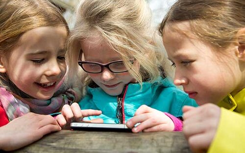 Kinder am Smartphone