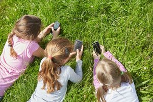 Mädchen mit Smartphones; Bild: planpunkt / Claus Langer