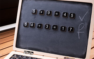 Rechnen auf einer "Notebook"-Tafel; Bild: Find-das-Bild.de / Michael Schnell
