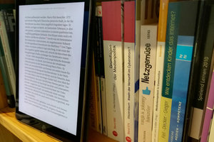 Tablet und Bücher; Bild: Internet-ABC