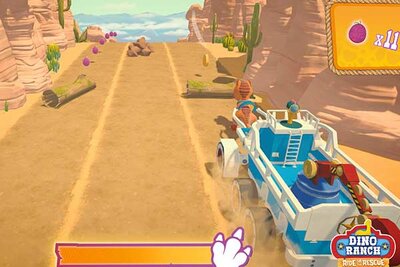 Ein Dino zieht einen Bagger durch die Wüste im Spiel "Dino Ranch – Rettungsaktion"; Bild: Microids