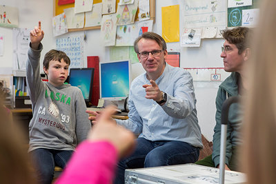 Internet-ABC-Redakteur Michael Schnell mit 2 Kindern im Unterricht; Bild: FOX/Völkner
