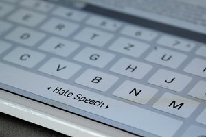 "Hate Speech" auf einer Tastatur; Bild: Internet-ABC
