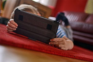 Kind am Tablet; Bild: Find-das-Bild.de / Michael Schnell