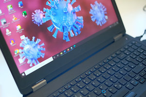 Bild eines Coronavirus auf dem Bildschirm eines Notebooks; Corona-Zeichnung: Pierre Willot, Foto: Internet-ABC
