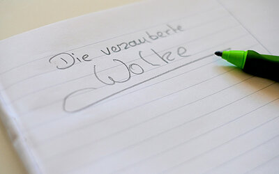 Schreibstift und Geschichte; Bild: Internet-ABC
