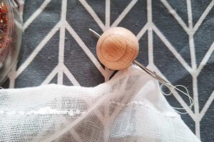 Stecknadel wird durch Holzkugel gesteckt; Bild: Internet-ABC Stecknadel wird durch Holzkugel gesteckt; Bild: Internet-ABC