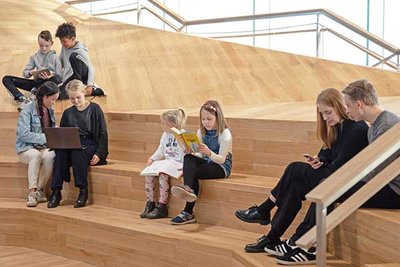 Menschen in der Zentralbibliothek Oodi in Helsinki, Finnland; Bild: Stadt Helsinki / Andrey Shadrin