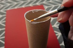 Klopapierrolle wird angemalt; Bild: Internet-ABC