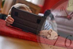 Kind am Tablet und Uhr im Hintergrund; Bild: Internet-ABC