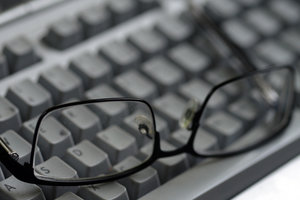 Brille und Tastatur; Bild: Internet-ABC