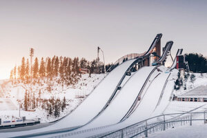 Schneebedeckte Brücke tagsüber; Bild: Hert Niks auf Unsplash 3 schneebedeckte Skischanzen.