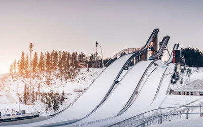3 schneebedeckte Skischanzen.