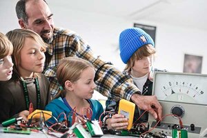 Schüler experimentieren; Bild: Stiftung Jugend forscht e. V. Schüler experimentieren; Bild: Stiftung Jugend forscht e. V.
