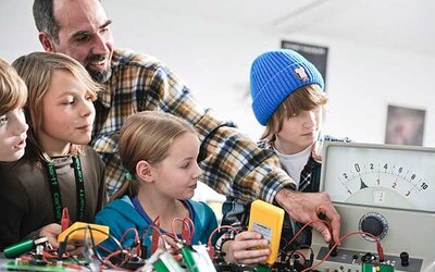 Schüler experimentieren; Bild: Stiftung Jugend forscht e. V.