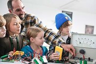 Schüler experimentieren; Bild: Stiftung Jugend forscht e. V. Schüler experimentieren; Bild: Stiftung Jugend forscht e. V.