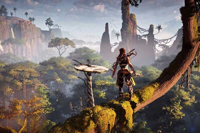 Screenshot aus dem Spiel "Horizon Zero Dawn"; Bild: Sony Figur aus einem Baum mit Weitblick auf den Dschungel.