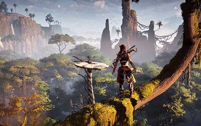 Figur aus einem Baum mit Weitblick auf den Dschungel.