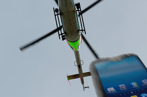 Handy fällt aus Hubschrauber; Bild: Find-das-Bild.de / Michael Schnell