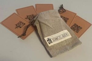 Beutel mit Karten zum Spiel "Schnitzeljägerei; Bild: valocity GmbH Beutel mit Karten zum Spiel "Schnitzeljägerei; Bild: valocity GmbH