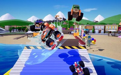 Monstertrucks fliegen am Strand durch die Luft.