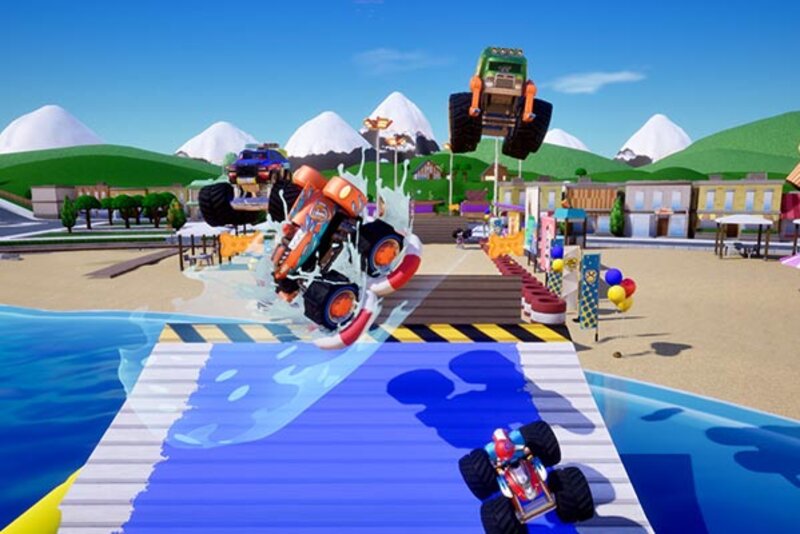 Monstertrucks fliegen am Strand durch die Luft.