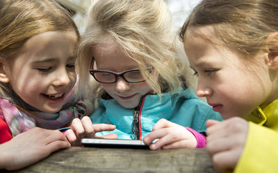 Kinder am Smartphone; Foto: FOX/Völkner