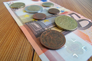 Geldschein und Münzen
