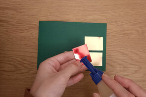 Aufkleben des Alupapiers; Bild: Internet-ABC Aufkleben des Alupapiers; Bild: Internet-ABC