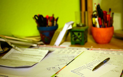 Schreibtisch einer Schülerin; Bild: Internet-ABC 