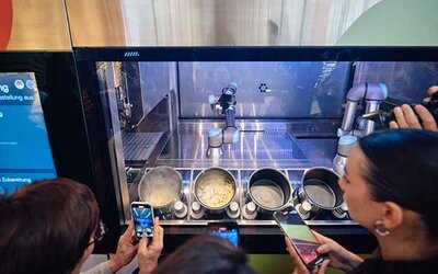 Der Kochroboter CA-1 arbeitet mit Armen und Töpfen; Bild: Circus Group