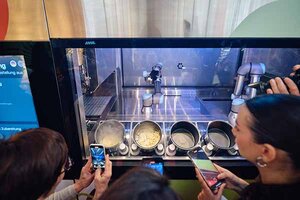 Der Kochroboter CA-1 arbeitet mit Armen und Töpfen; Bild: Circus Group