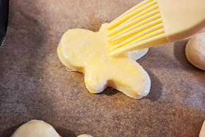 Figur wird mit Butter bestrichen; Bild: Internet-ABC