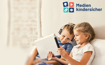  Zwei Kinder mit einem Tablet; Bild: Medien-kindersicher.de 