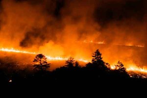 Ein großes Feuer, das am Himmel über einem Wald lodert; Bild: RO Kazui Ein großes Feuer, das am Himmel über einem Wald lodert; Bild: RO Kazui