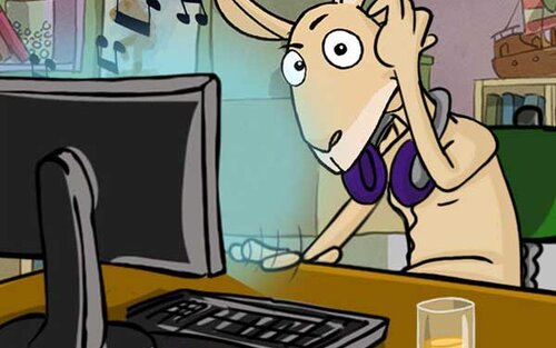 Jumpy sitzt am PC und hört Musik