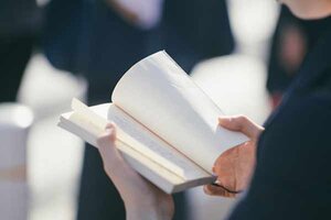 Stehende Frau, die tagsüber ein Buch liest; Bild: Joseph Chan auf Unsplash Frau mit offenem Buch in den Händen.