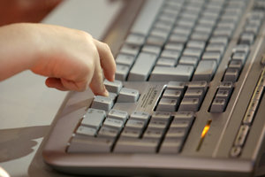 Kinderhand auf Tastatur; Bild: Internet-ABC