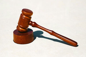 Richterhammer auf Tisch; Bild: Tingey Injury Law Firm auf Unsplash