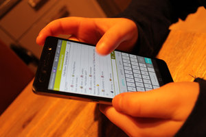 Smartphone mit Seitenstark-App in Kinderhand; Bild: Seitenstark 