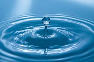 Wassertropfentapete; Bild: Herbert Goetsch auf Unsplash Blauer Wassertropfen, der eine Welle erzeugt.