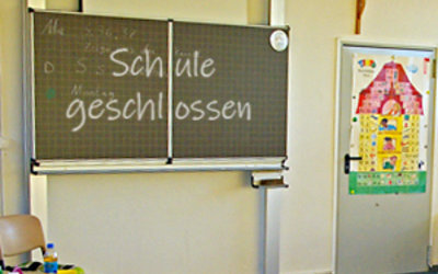  Tafel im Klassenzimmer, Aufschrift: "Schule geschlossen"; Bild: Internet-ABC 