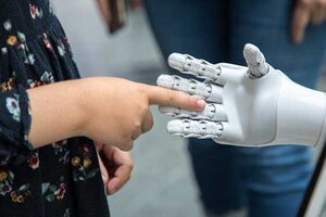 Eine Person, die eine Roboterhand vor einem Spiegel hält; Bild: Katja Anokhina auf Unsplash