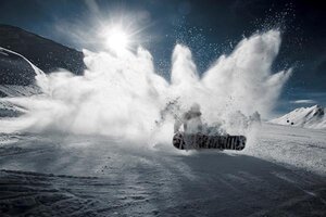 Person, die tagsüber auf dem Berg Snowboard fährt; Bild: Mattias Olsson auf Unsplash Person, die tagsüber auf dem Berg Snowboard fährt; Bild: Mattias Olsson auf Unsplash