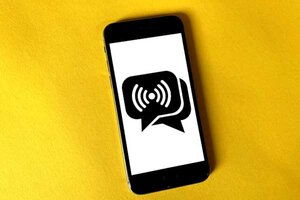 Schwarz-weiße Smartphone Hülle; Bild: Franck auf Unsplash