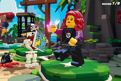 Rothaarige Lego-Frau neben Piratenskelett im Spiel "LEGO® Party!"; Bild: Fictions