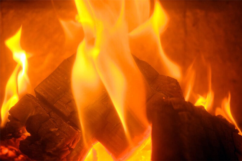 Holzscheite im Feuer; Bild: Internet-ABC Holzscheite im Feuer